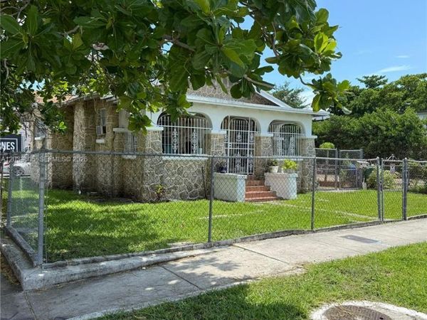 1269 NW 4th St , Miami, FL 33125