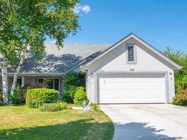 8586 N Meadowside Ct, Brown Deer, WI 53223