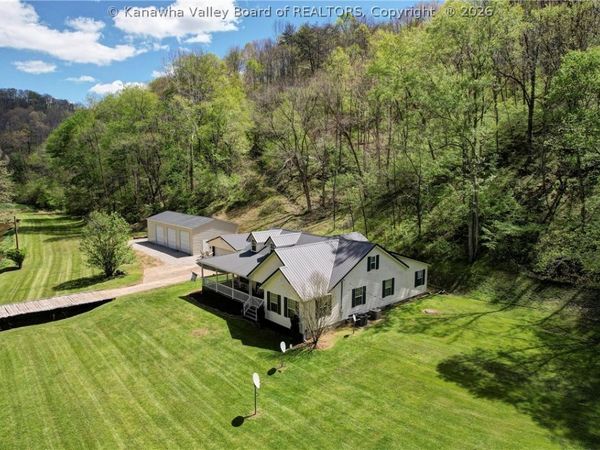 141 Canoe Run Road, Looneyville, WV 25259