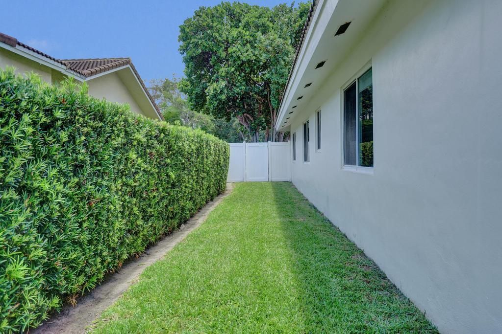 5 Gatehouse Road, Sea Ranch Lakes, FL 33308 Photo
