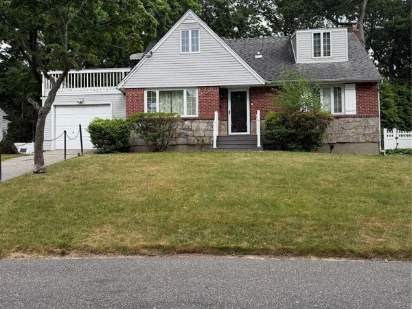 26 Shelley Place , Huntington Station, NY 11746