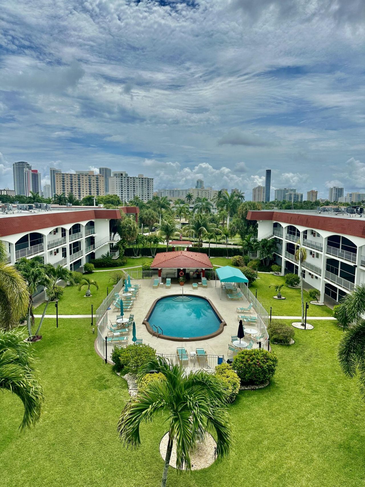 580 Egret Drive, Unit 305, Hallandale Beach, FL 33009 Photo