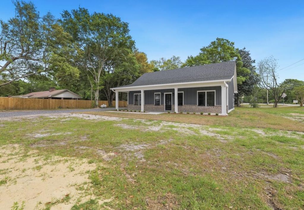 4055 Byrnes Drive Photo 2