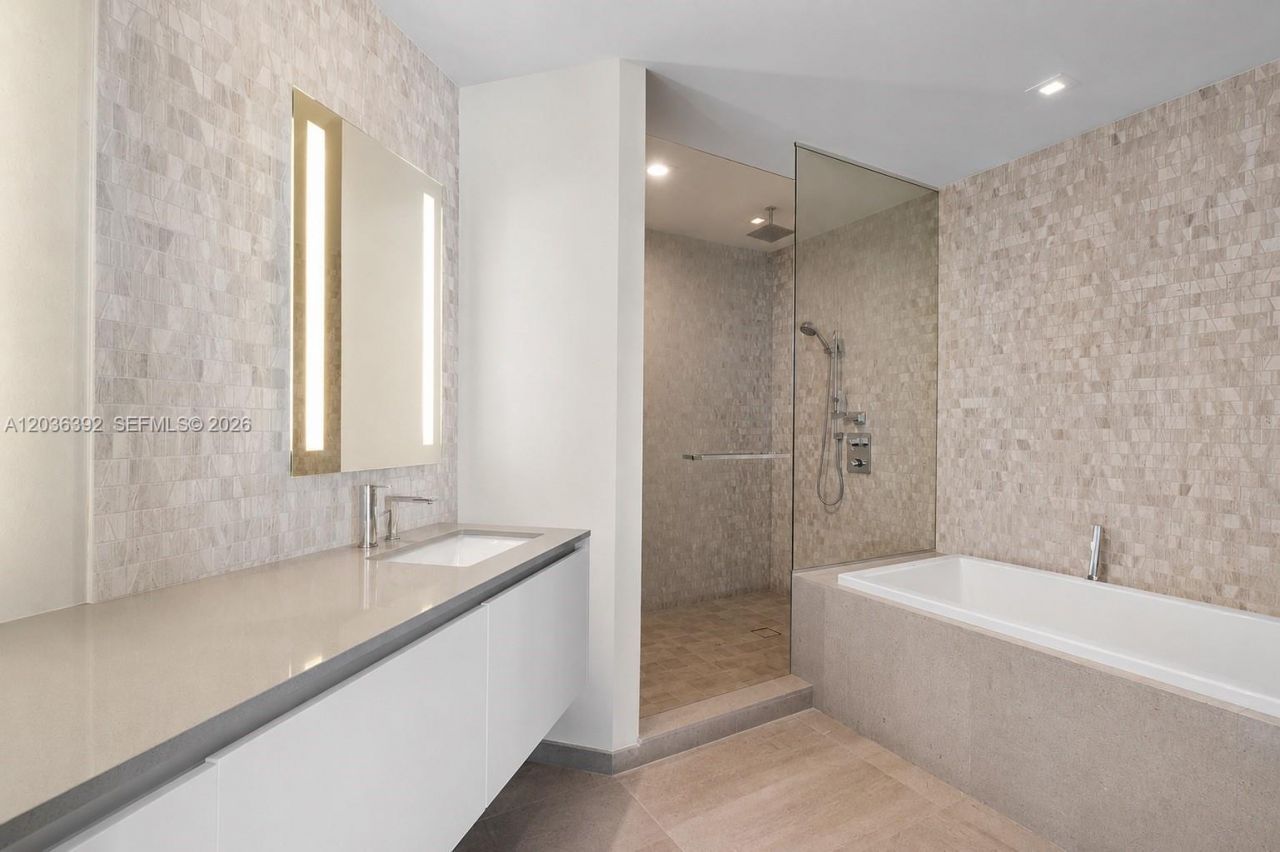 68 SE 6th St, Unit 3301, Miami, FL 33131 Photo