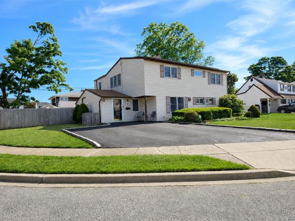 46 Marksman Lane , Levittown, NY 11756