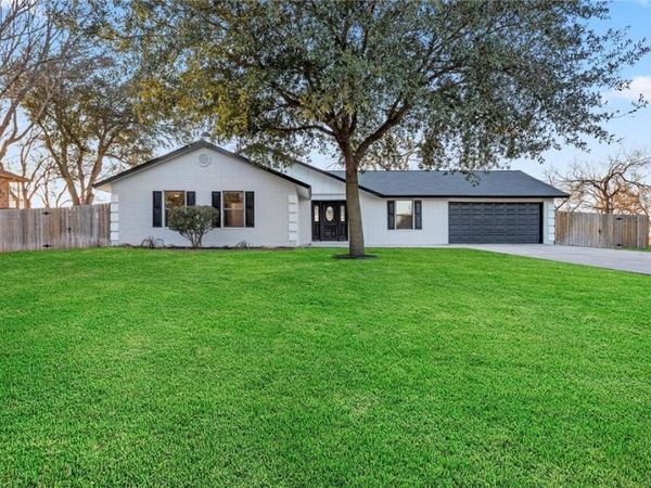 300 Ridge Crest Drive , Seguin, TX 78155
