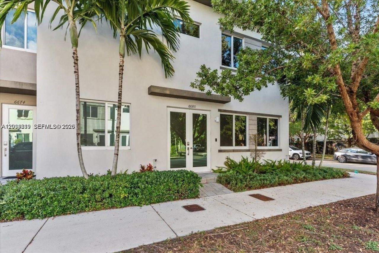 6680 NW 102nd Path, Doral, FL 33178 Photo