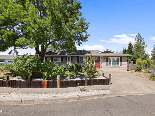619 Kings Court, Central Point, OR 97502