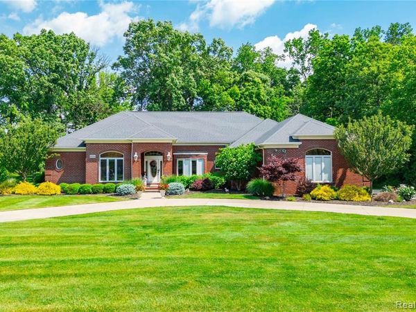 8454 Grays Drive, Grosse Ile Twp, MI 48138