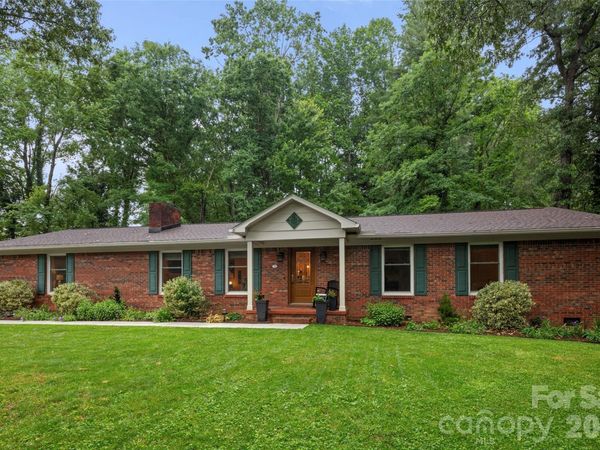 126 Mockingbird Drive, Hendersonville, NC 28792