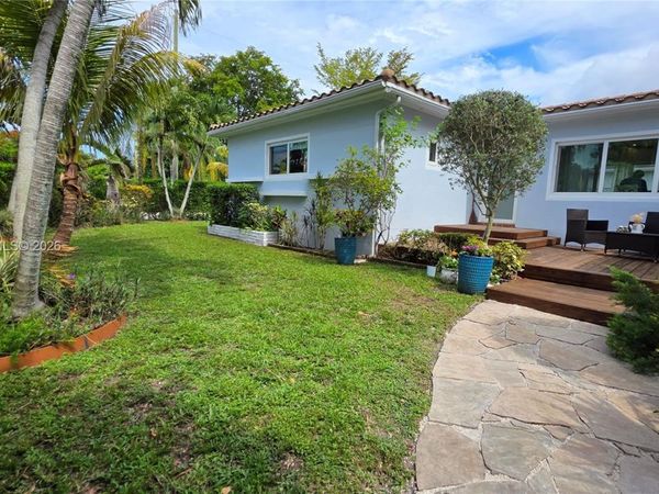 390 NE 127th St , North Miami, FL 33161