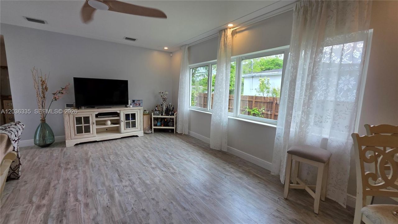 390 NE 127th St, North Miami, FL 33161 Photo