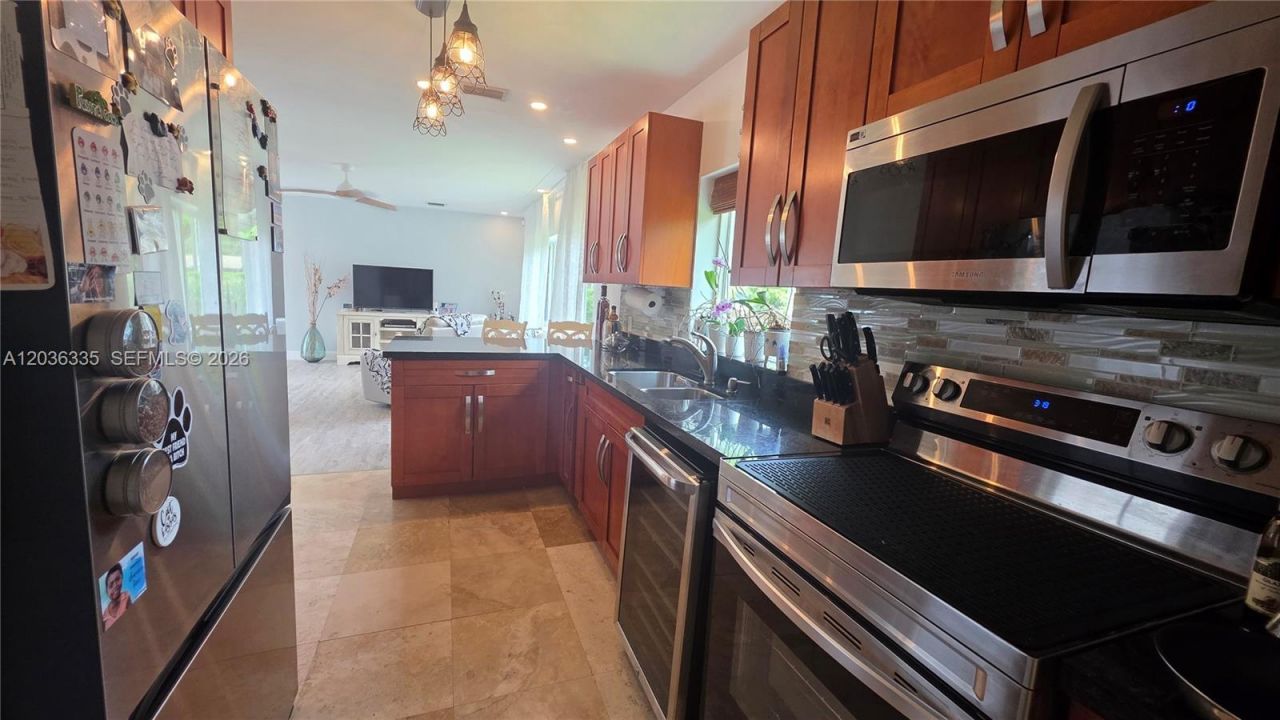390 NE 127th St, North Miami, FL 33161 Photo