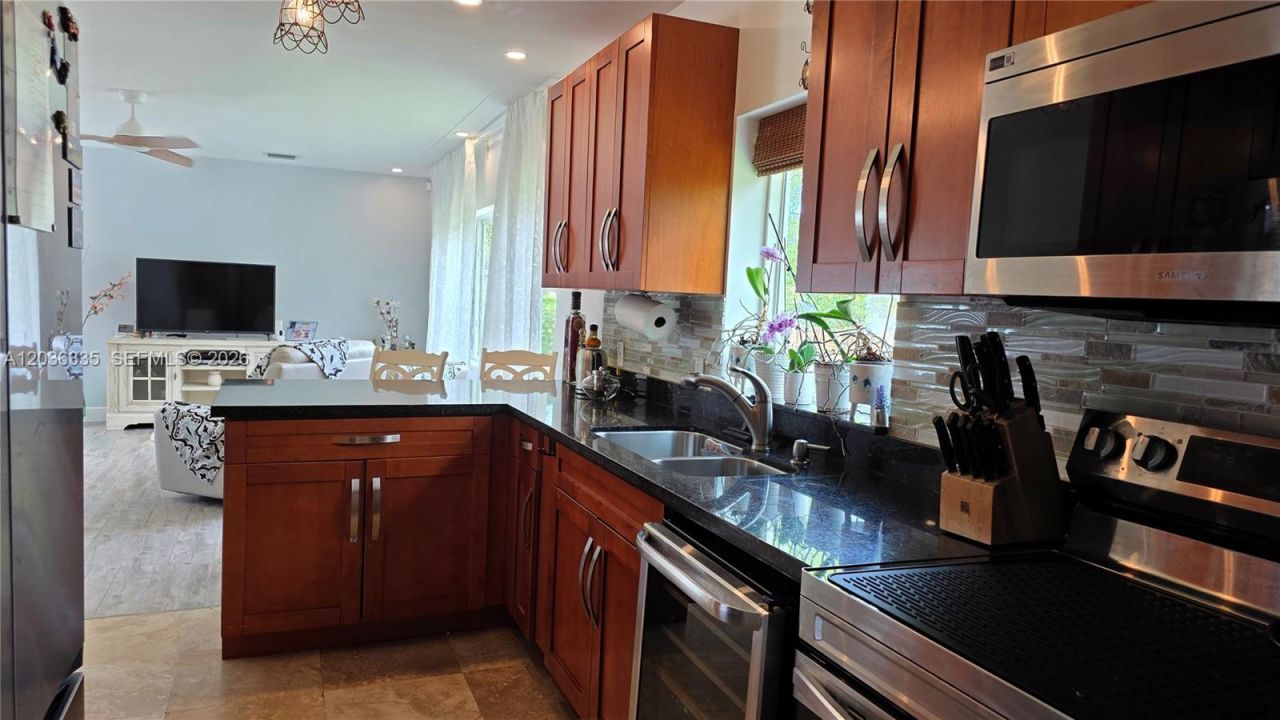 390 NE 127th St, North Miami, FL 33161 Photo