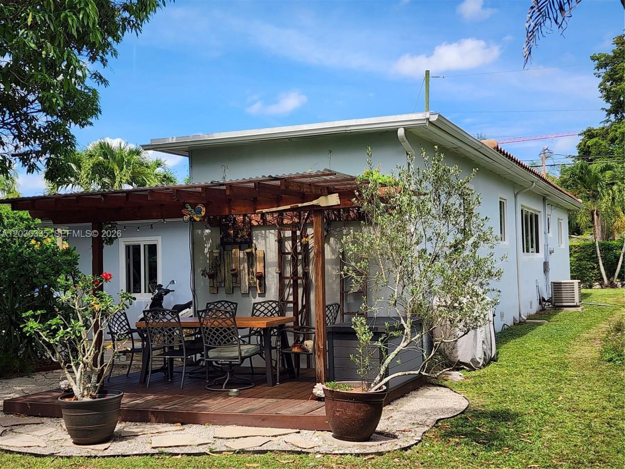 390 NE 127th St, North Miami, FL 33161 Photo