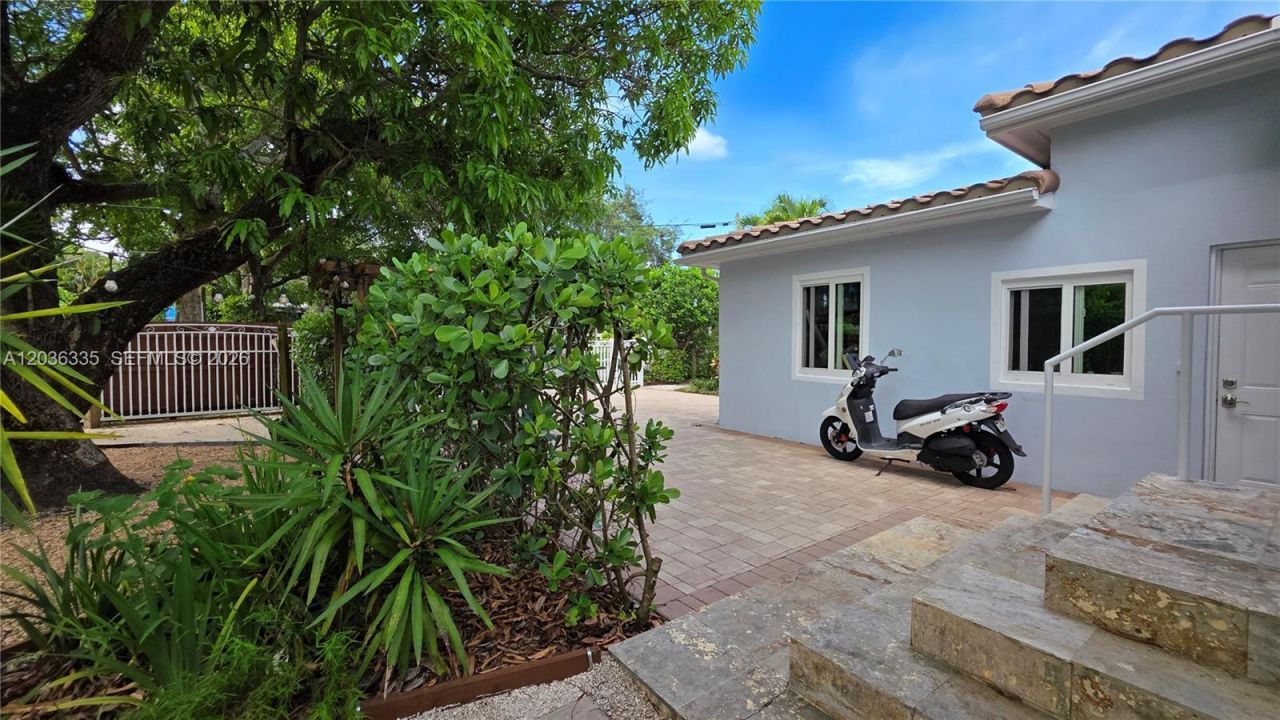 390 NE 127th St, North Miami, FL 33161 Photo