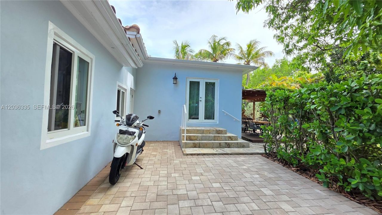 390 NE 127th St, North Miami, FL 33161 Photo