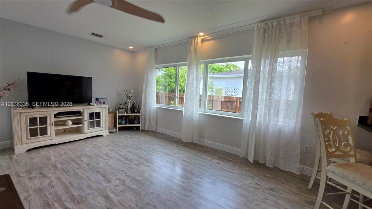 390 NE 127th St, North Miami, FL 33161 Photo