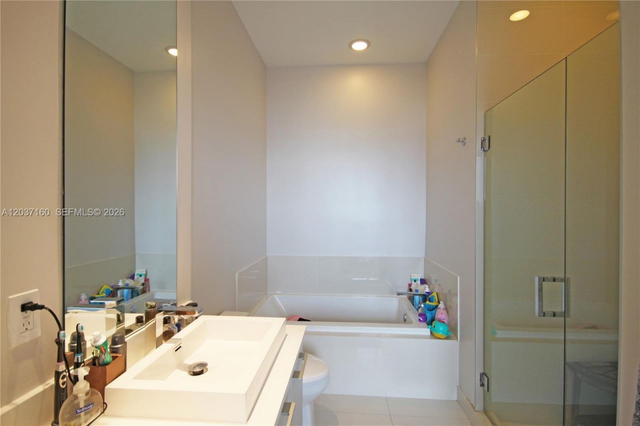 45 SW 9th St, Unit 4608, Miami, FL 33130 Photo