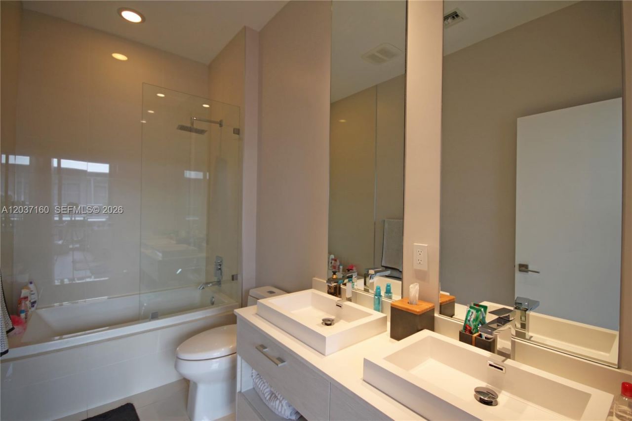 45 SW 9th St, Unit 4608, Miami, FL 33130 Photo