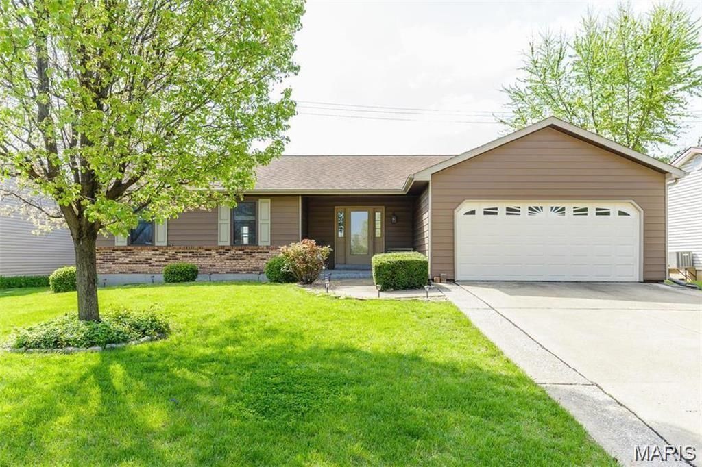 8 W Sunny Wood Court, Saint Peters, MO 63376 Main Photo
