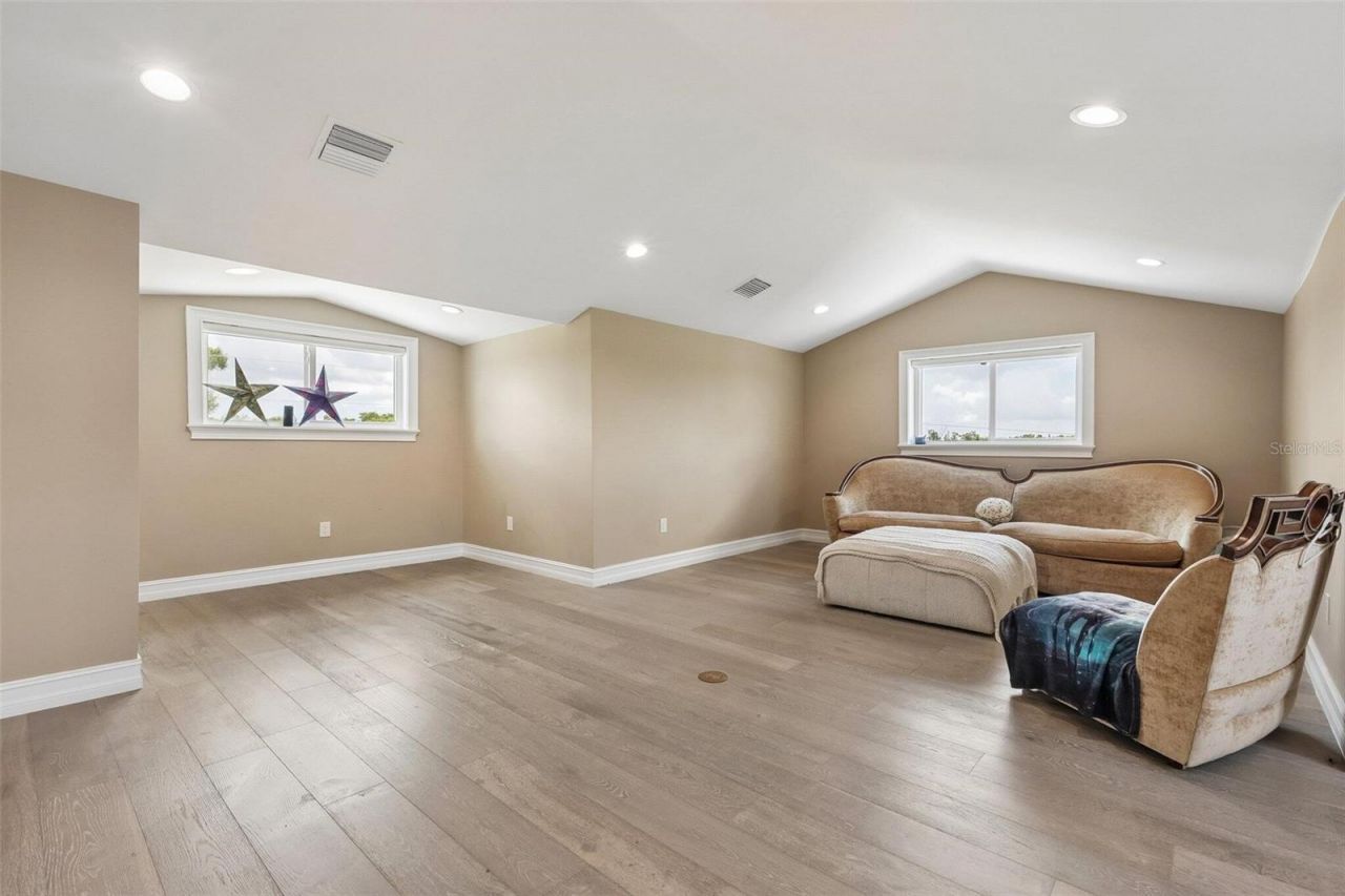 501 40th Avenue Ne, Saint Petersburg, FL 33703 Photo