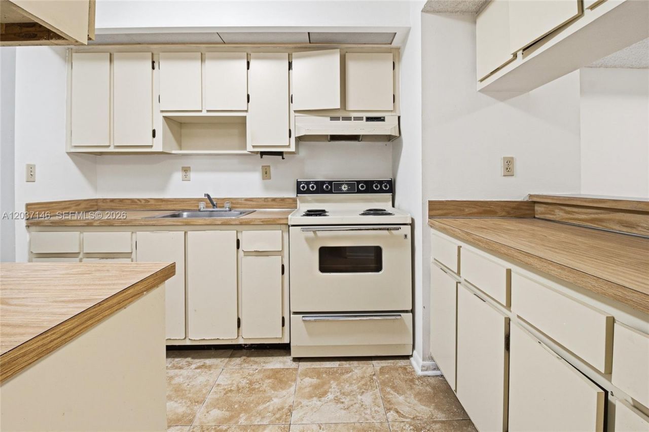 907 NE 199th St, Unit 106, Miami, FL 33179 Photo