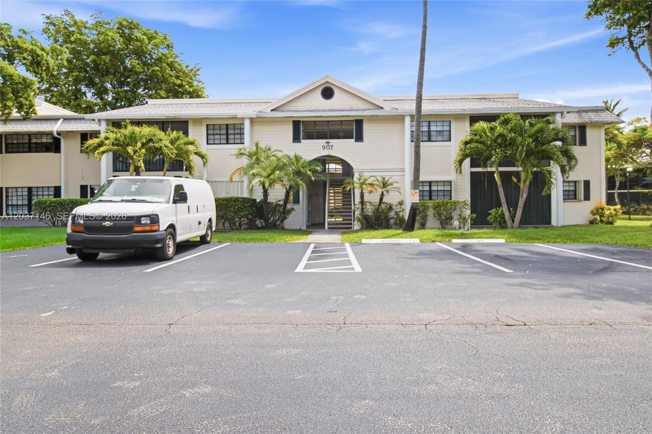 907 NE 199th St, Unit 106, Miami, FL 33179 Photo