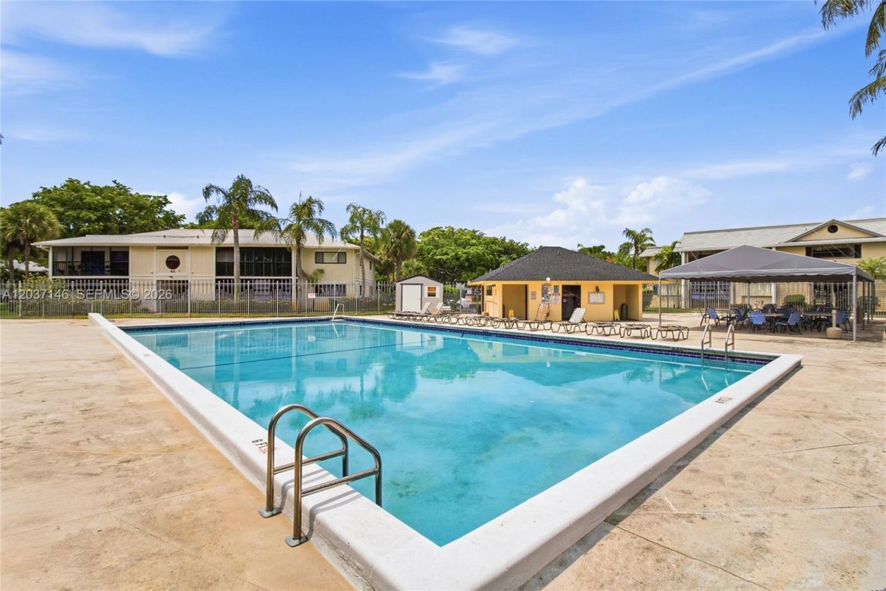 907 NE 199th St, Unit 106, Miami, FL 33179 Photo