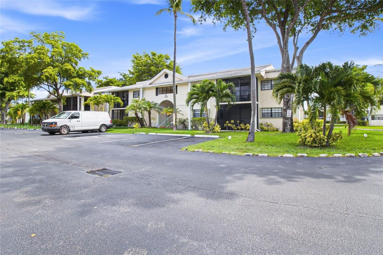 907 NE 199th St, Unit 106, Miami, FL 33179 Photo