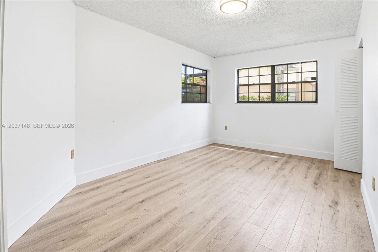 907 NE 199th St, Unit 106, Miami, FL 33179 Photo