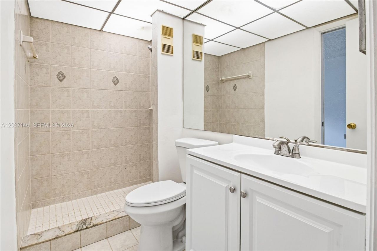 907 NE 199th St, Unit 106, Miami, FL 33179 Photo