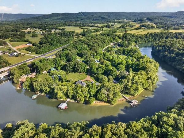 415 River Oaks Dr, Sparta, TN 38583