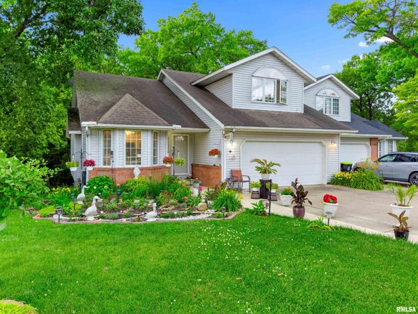 702 WOODLAND KNOLLS Road, Germantown Hills, IL 61548