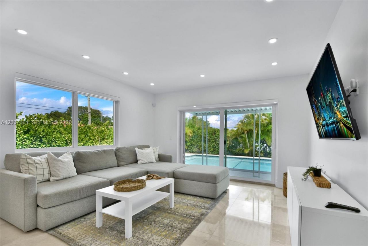 2195 SW 25th Ter, Miami, FL 33133 Photo