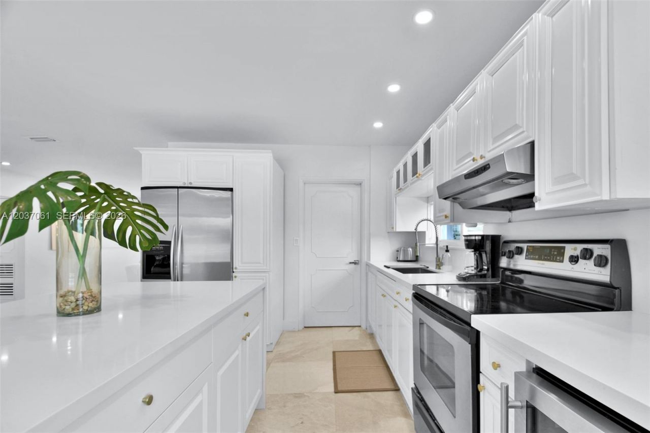 2195 SW 25th Ter, Miami, FL 33133 Photo