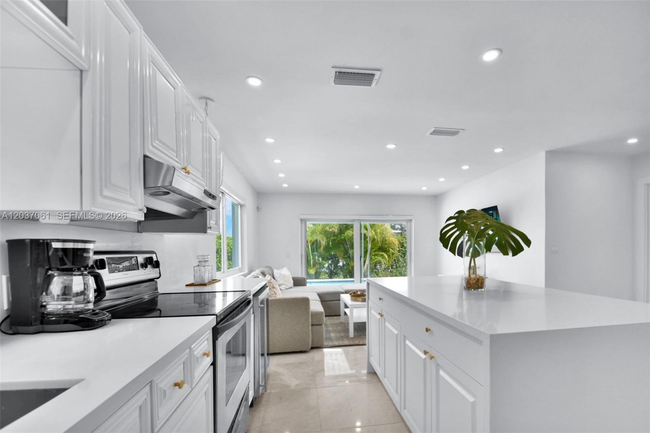 2195 SW 25th Ter, Miami, FL 33133 Photo