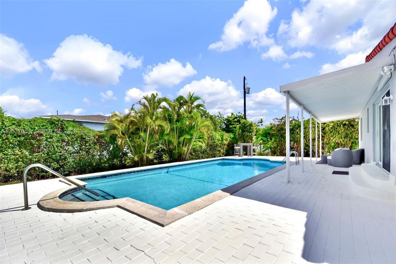 2195 SW 25th Ter, Miami, FL 33133 Photo
