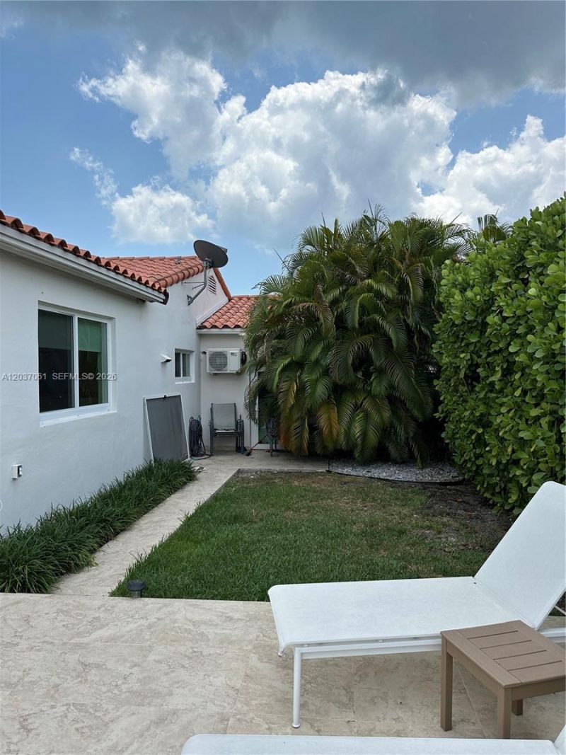 2195 SW 25th Ter, Miami, FL 33133 Photo