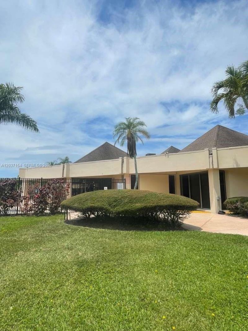 8081 N Sunrise Lakes Dr, Unit 306, Sunrise, FL 33322 Photo