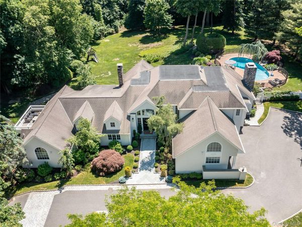 91 Woodhollow Court , Syosset, NY 11791