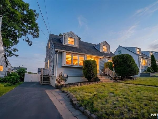 68 16th Avenue, ELMWOOD PARK, NJ 07407