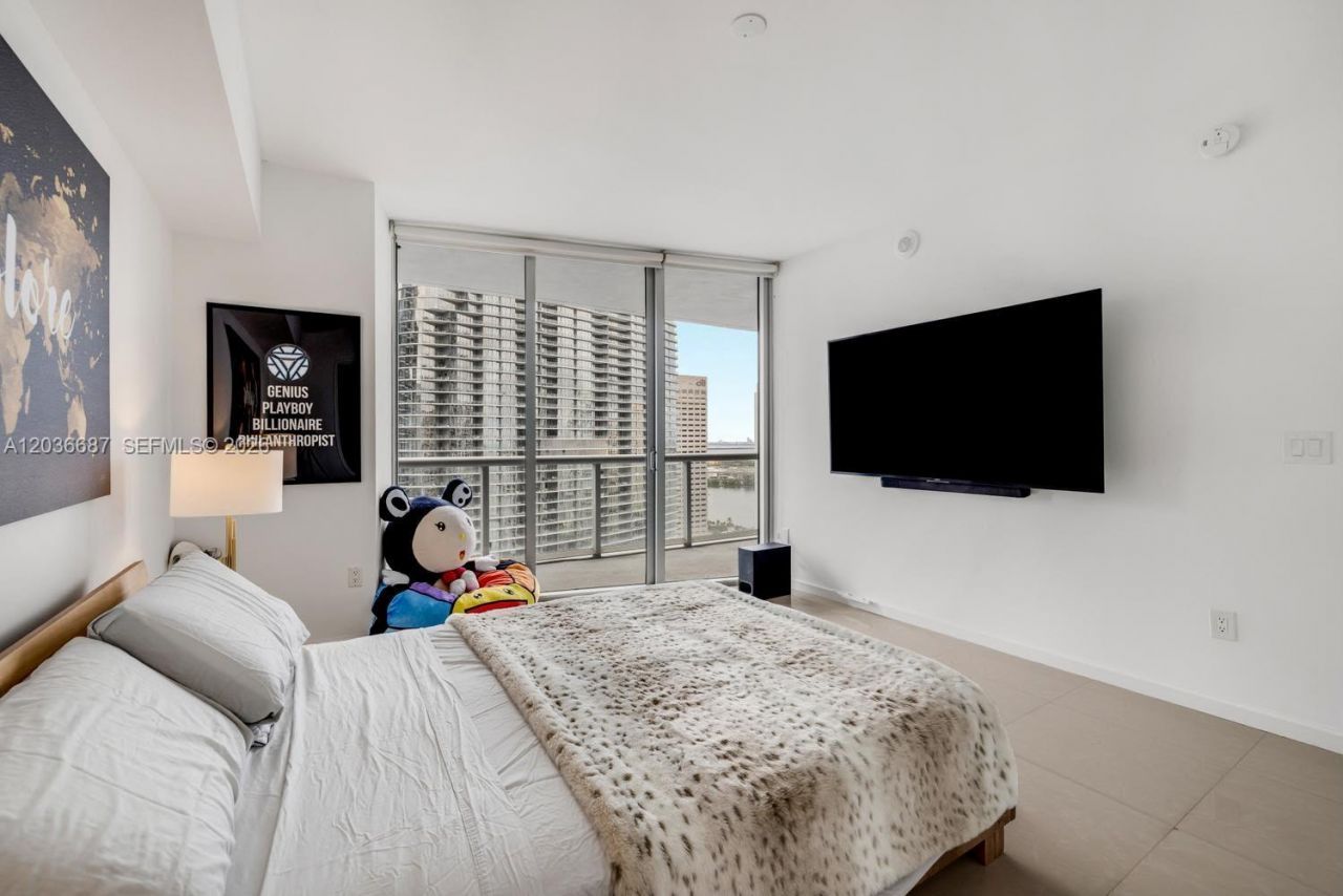 475 Brickell Ave , Unit 3214, Miami, FL 33131 Photo