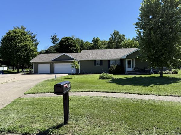 310 SUMMERSET LN, Fruitland, IA 52749