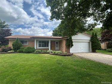 129 Pleasant Lake Drive, Waterford Township, Mi 48327