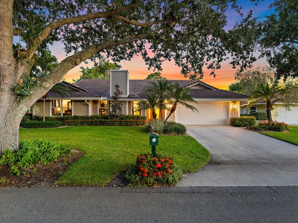 10 Bentwood Road, Palm Beach Gardens, FL 33418