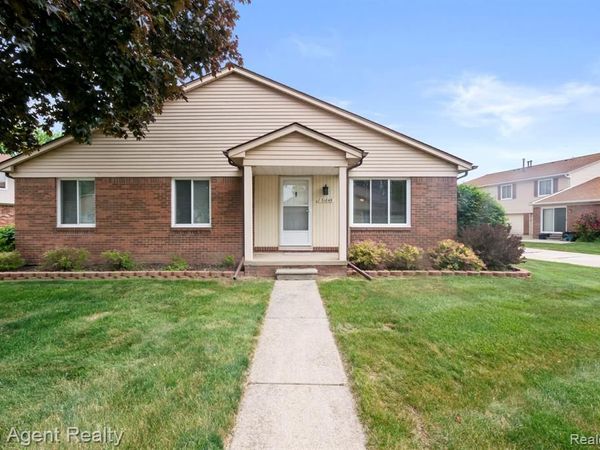 31849 Breezeway , Chesterfield Twp, MI 48047