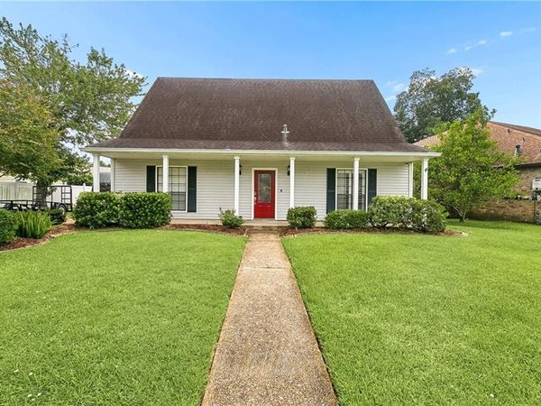24 MYRTLE HILL Drive , Destrehan, LA 70047