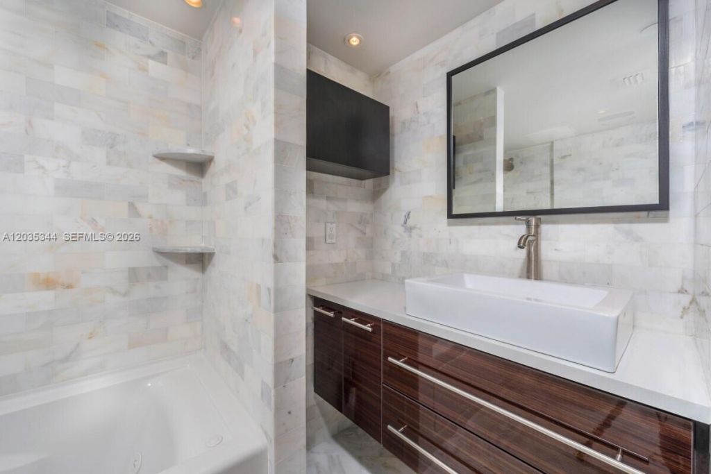 400 S Pointe Dr , Unit 307, Miami Beach, FL 33139 Photo