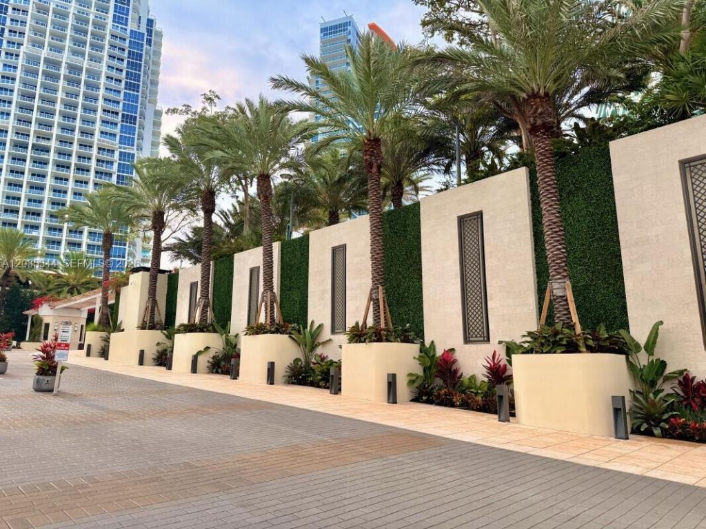 400 S Pointe Dr , Unit 307, Miami Beach, FL 33139 Photo
